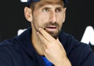 开云体育官网-德约科维奇重返赛场，败北首场状态出色，加拿大队观众沸腾！